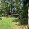 Voortuin met prairieborder en achtertuin met zwembad